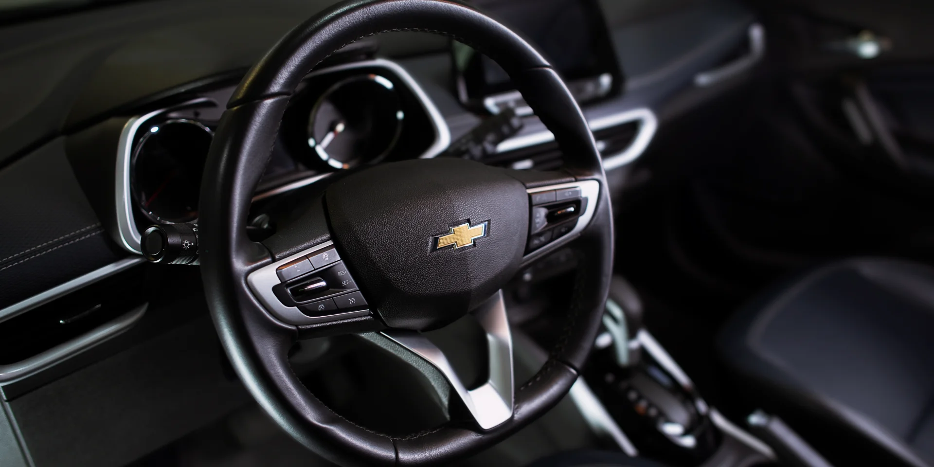 Detalhe do volante do carro Chevrolet Tracker